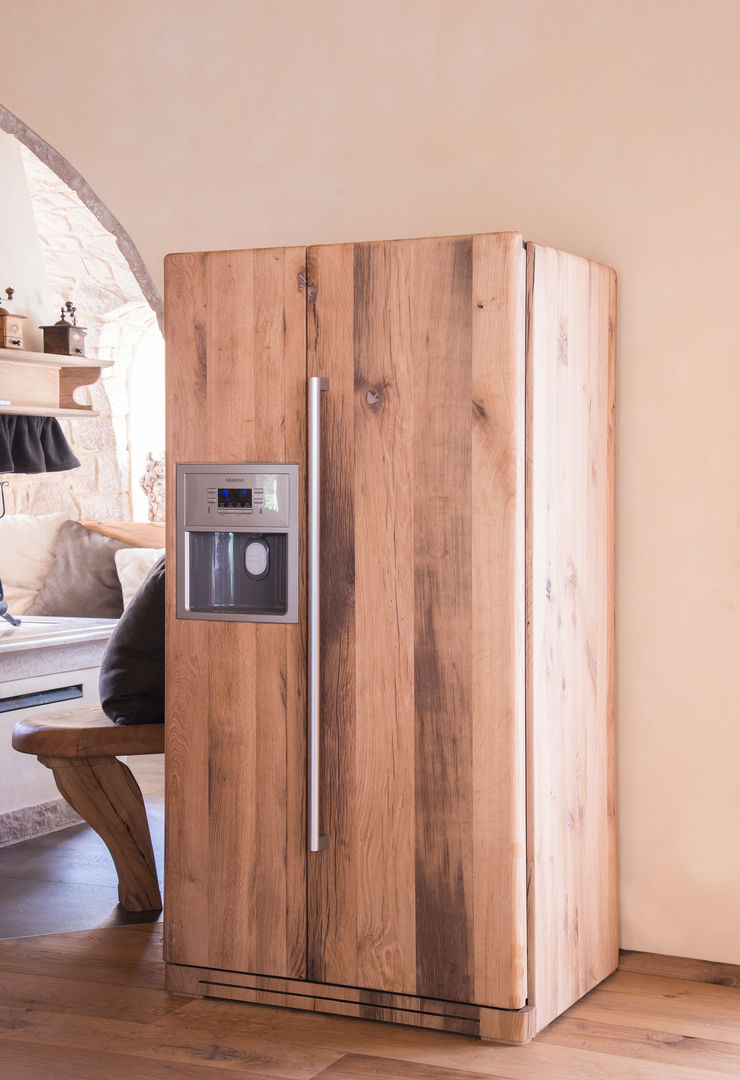 Villa Rustica: L’ultimo progetto RI-NOVO che ti fa innamorare , RI-NOVO RI-NOVO Rustic style kitchen Wood Wood effect Electronics