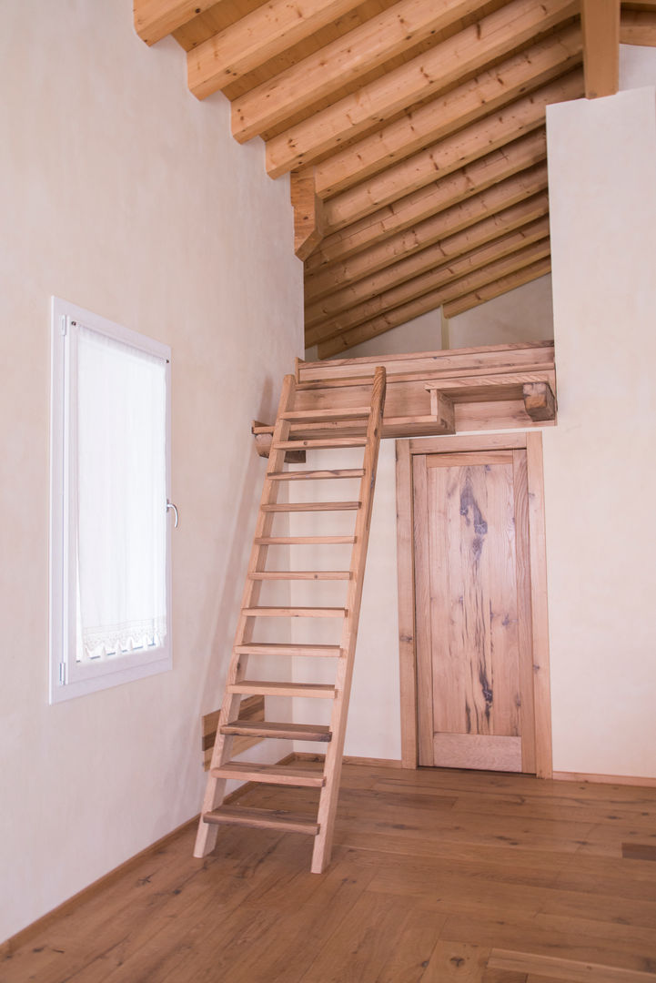 Villa Rustica: L’ultimo progetto RI-NOVO che ti fa innamorare , RI-NOVO RI-NOVO Pasillos, vestíbulos y escaleras de estilo rústico Madera Acabado en madera