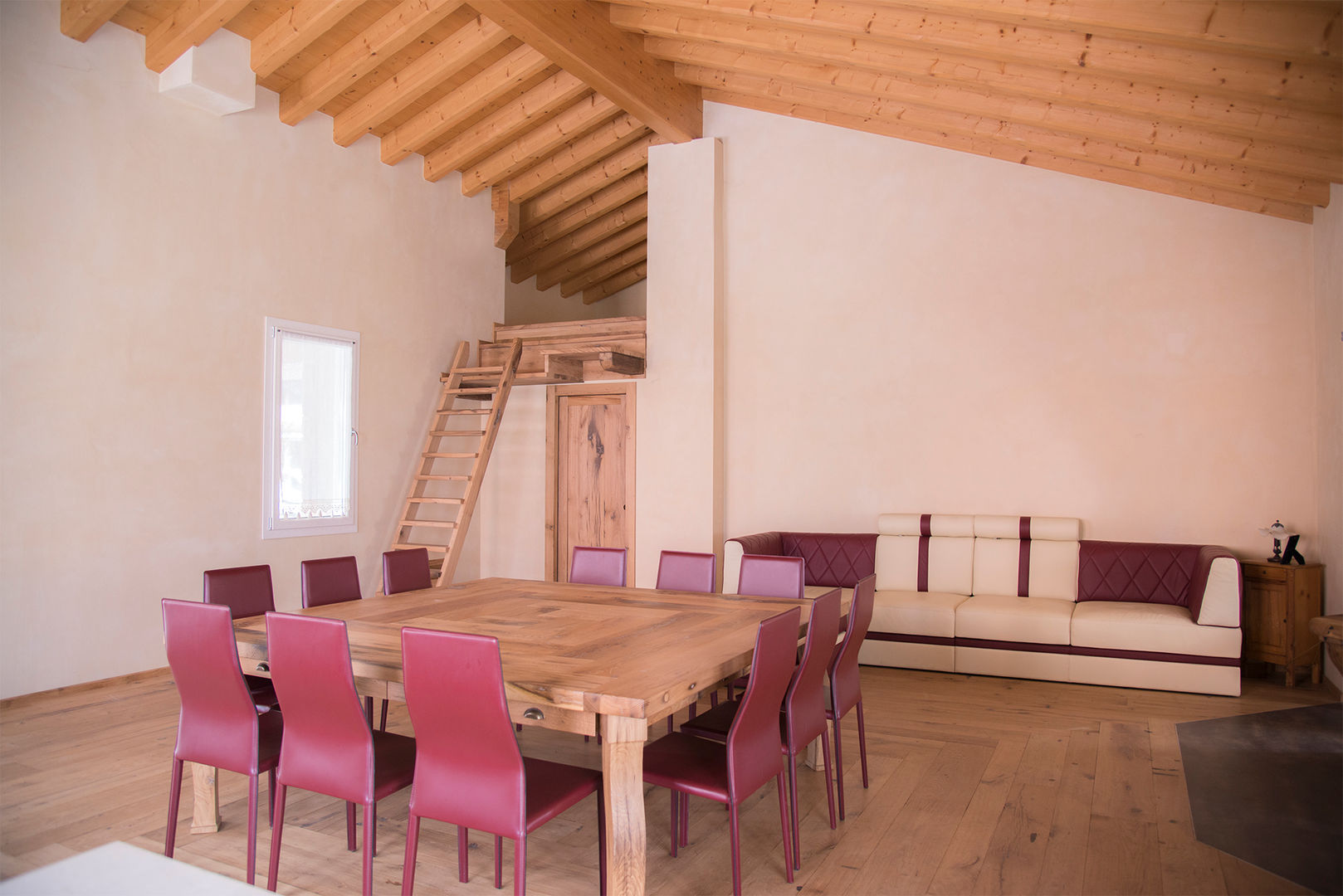 Villa Rustica: L’ultimo progetto RI-NOVO che ti fa innamorare , RI-NOVO RI-NOVO Living room