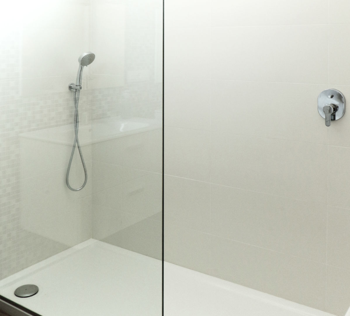 Shower acertus Baños de estilo moderno