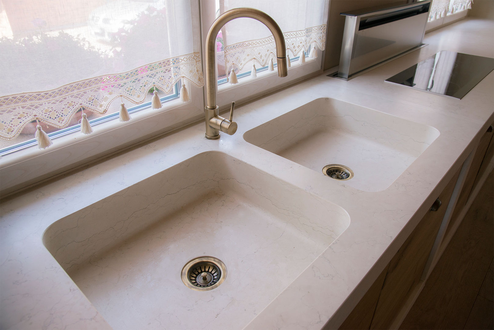 Villa Rustica: L’ultimo progetto RI-NOVO che ti fa innamorare , RI-NOVO RI-NOVO Dapur Gaya Rustic Batu Sinks & taps