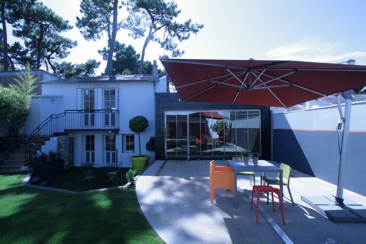 The rolling house in La Baule Frédéric TABARY Balcones y terrazas de estilo ecléctico Metal Accesorios y decoración