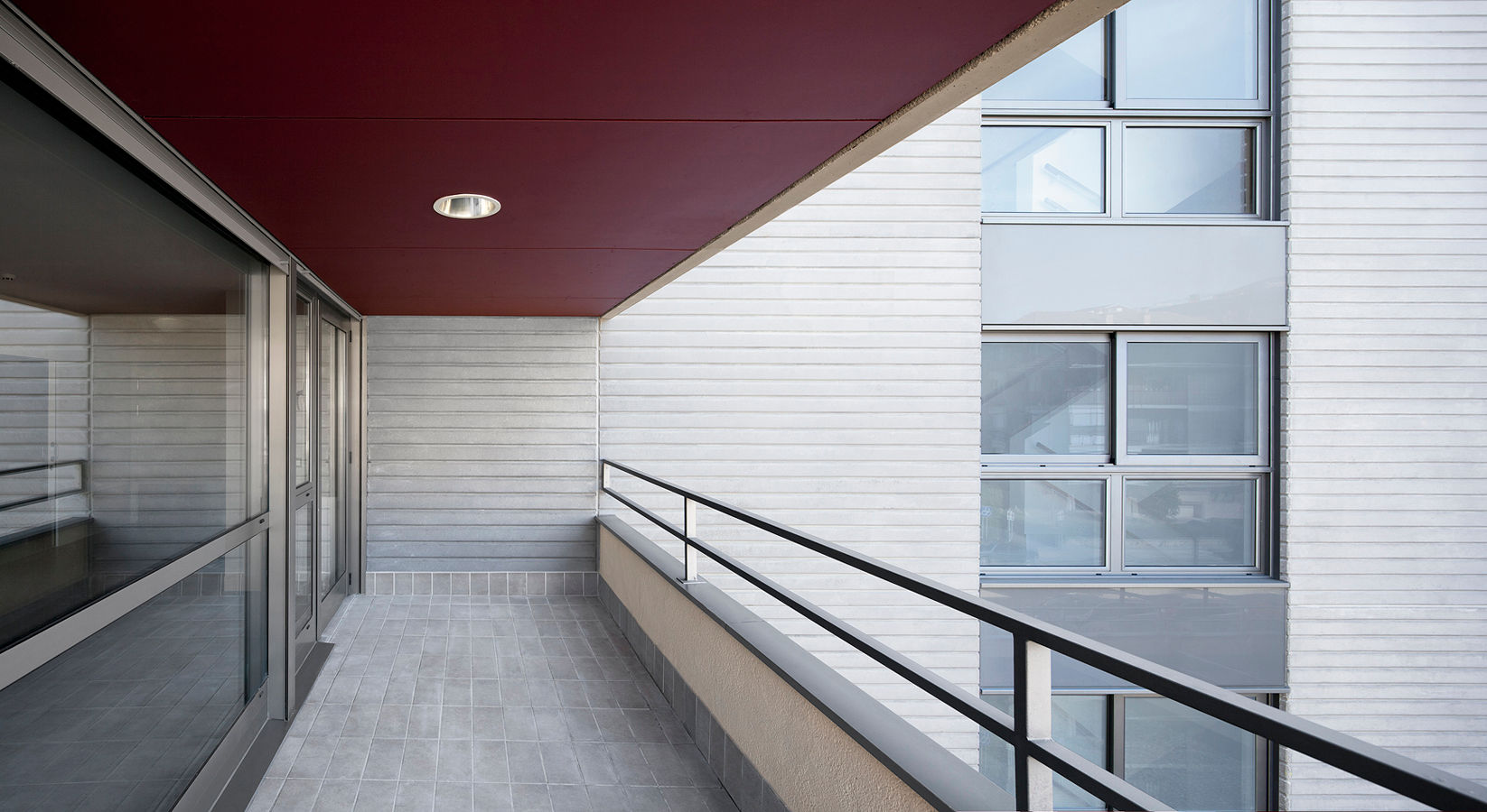 Apartments for Senior Citizens and Day Care Centre, Zarautz. Balcony Ignacio Quemada Arquitectos Modern balcony, veranda & terrace