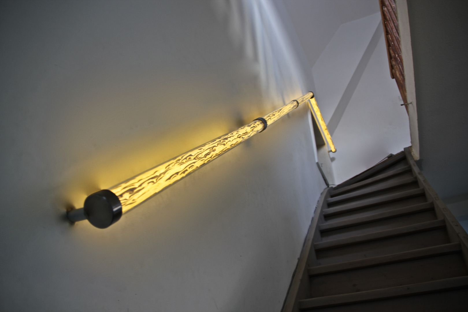 WOODEN REED - HANDRAIL - Handlauf, WOODEN Germany WOODEN Germany Pasillos, vestíbulos y escaleras de estilo moderno Madera Acabado en madera Iluminación