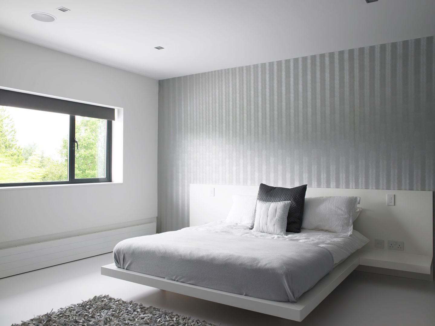 Ice White House-Luxury home, Quirke McNamara Quirke McNamara Minimalistische Schlafzimmer