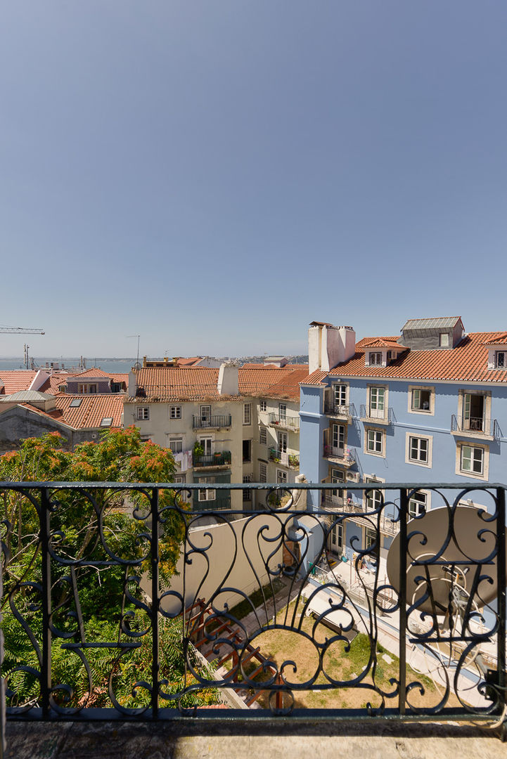 "Pied-à-terre" in Lisbon, INSIGHT - Interior Architecture and Design INSIGHT - Interior Architecture and Design Casas ecléticas