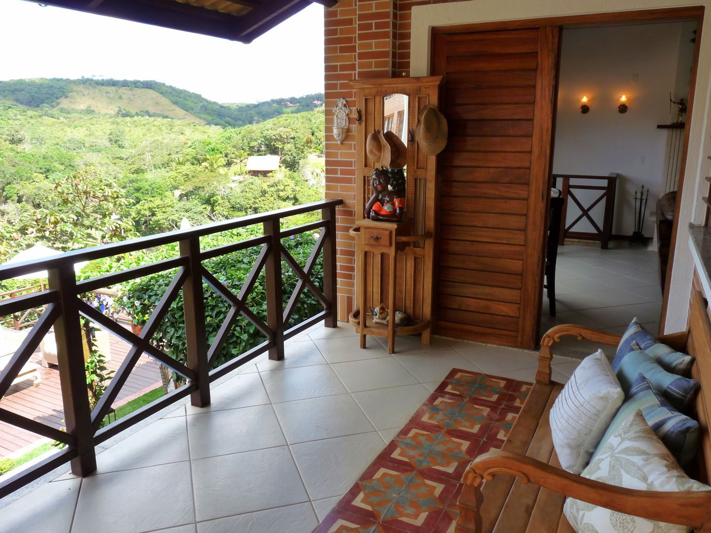 Casa na Serra de Guaramiranga, Ceará, Eveline Sampaio Arquiteta e Designer de Interiores Eveline Sampaio Arquiteta e Designer de Interiores Landelijke balkons, veranda's en terrassen