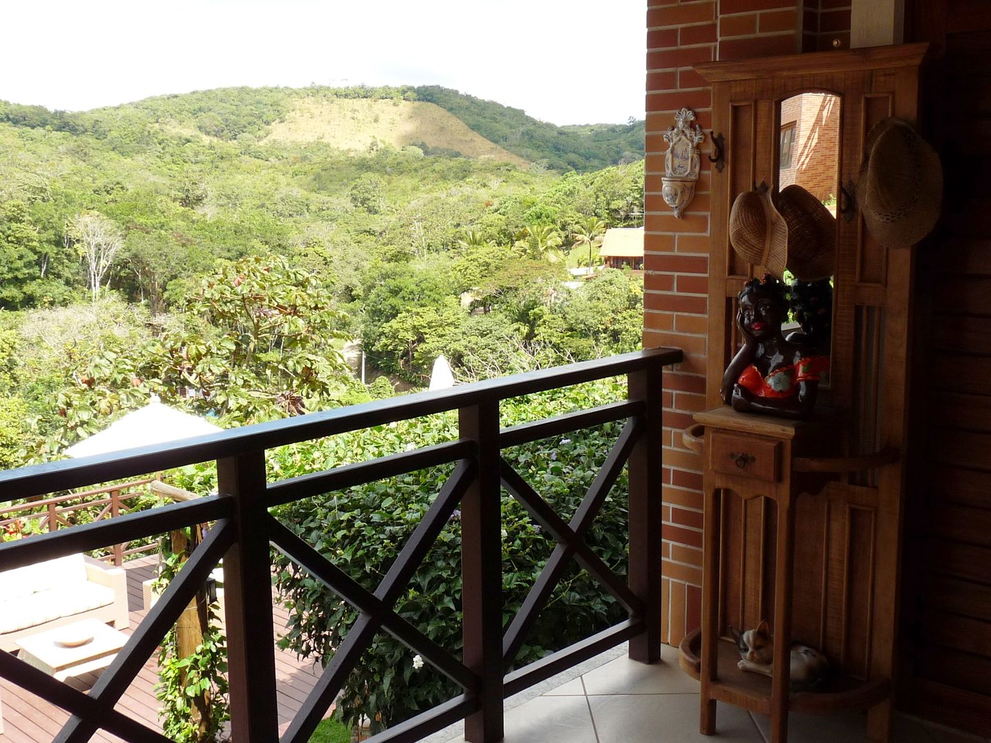 Casa na Serra de Guaramiranga, Ceará, Eveline Sampaio Arquiteta e Designer de Interiores Eveline Sampaio Arquiteta e Designer de Interiores Balcones y terrazas rurales