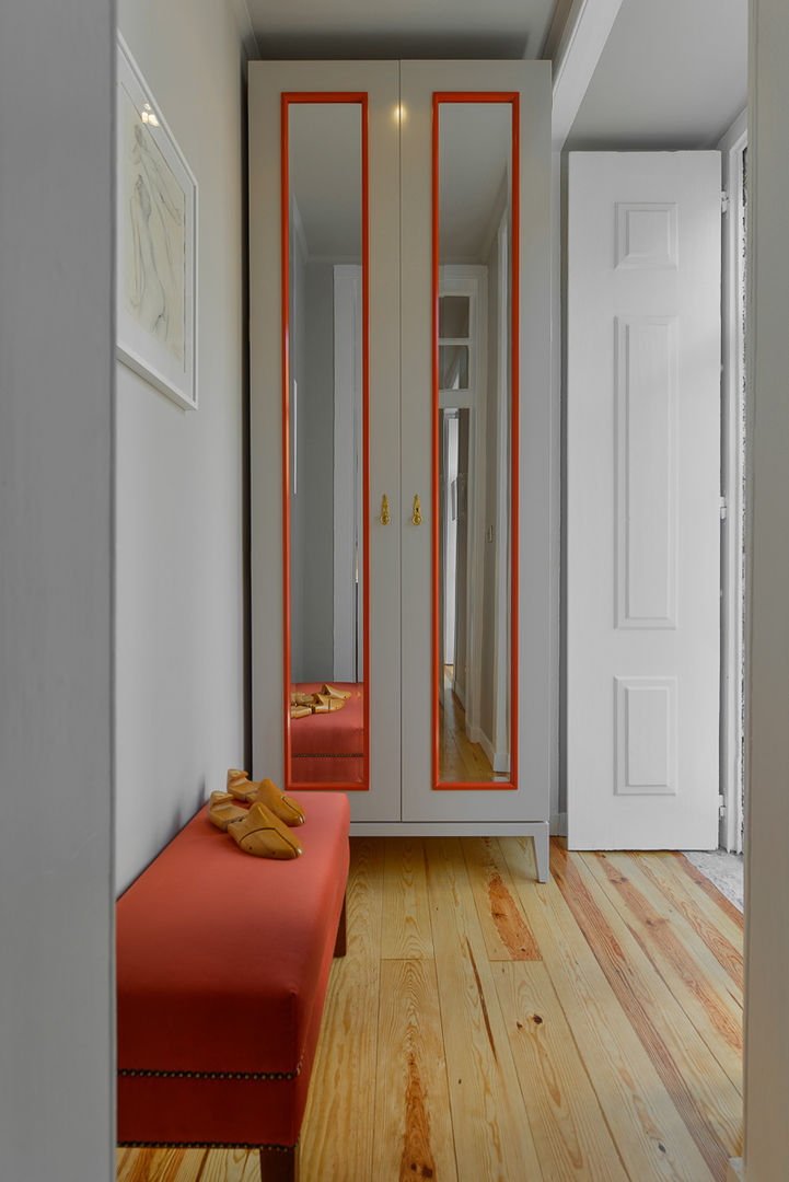 "Pied-à-terre" in Lisbon, INSIGHT - Interior Architecture and Design INSIGHT - Interior Architecture and Design Dressing room