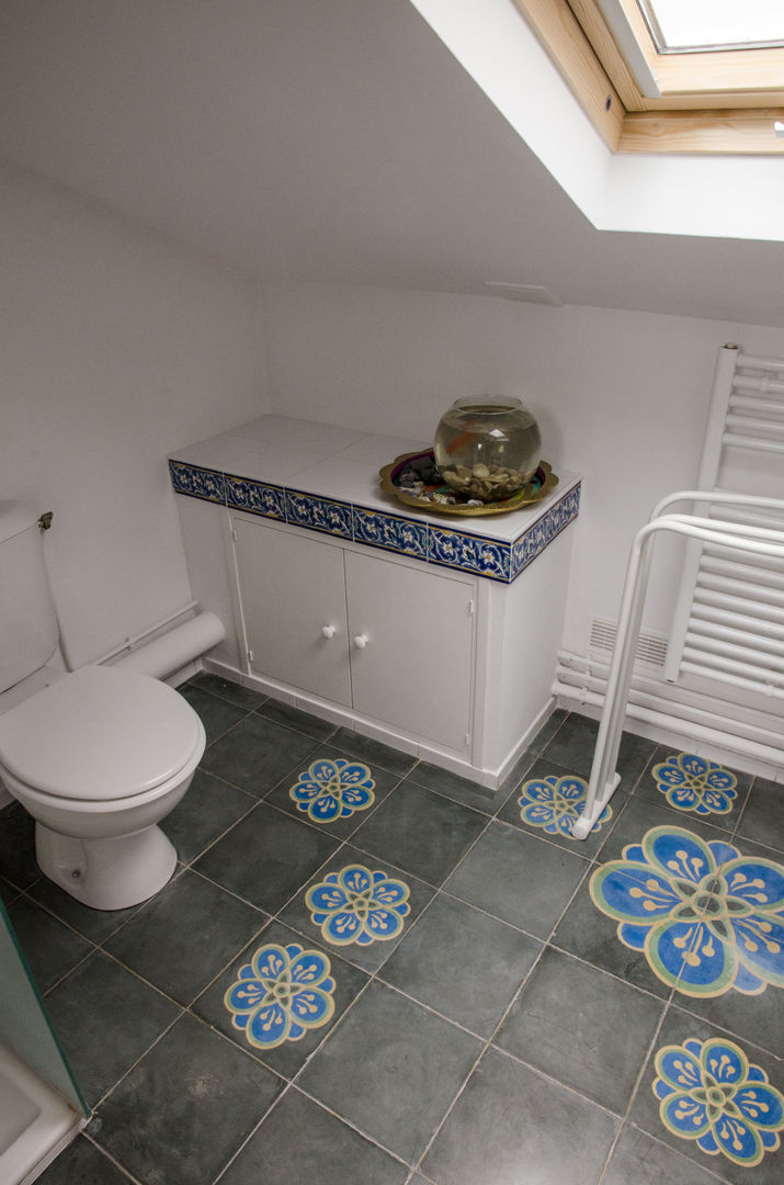 création d'une salle de bain sous combles, Sophie Embs Sophie Embs Bagno in stile mediterraneo