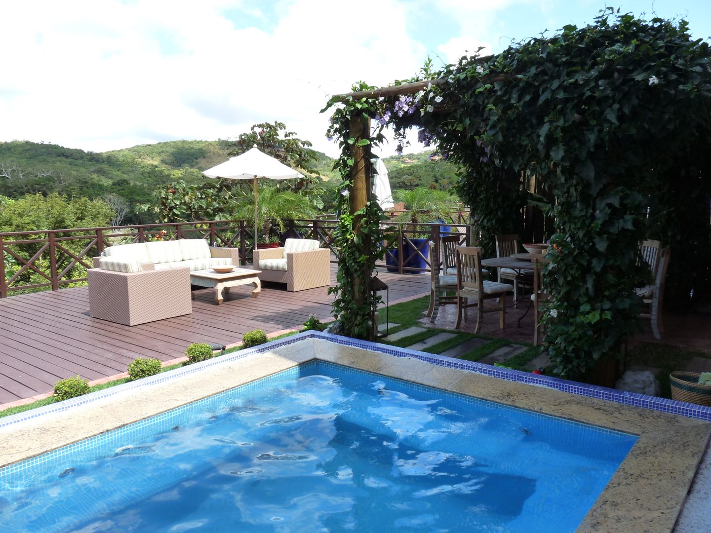 Casa na Serra de Guaramiranga, Ceará, Eveline Sampaio Arquiteta e Designer de Interiores Eveline Sampaio Arquiteta e Designer de Interiores Country style balcony, porch & terrace