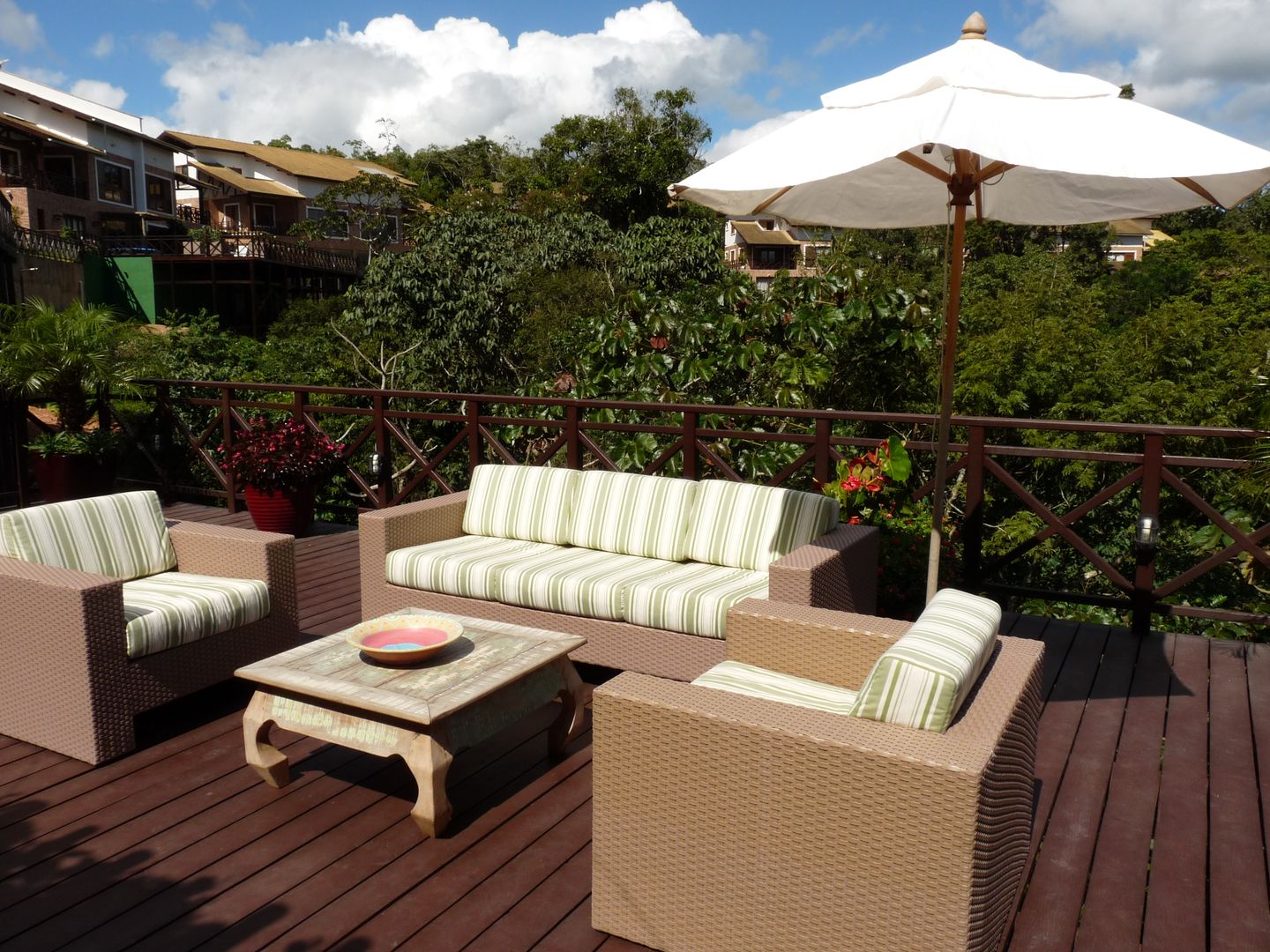 Casa na Serra de Guaramiranga, Ceará, Eveline Sampaio Arquiteta e Designer de Interiores Eveline Sampaio Arquiteta e Designer de Interiores Country style balcony, porch & terrace