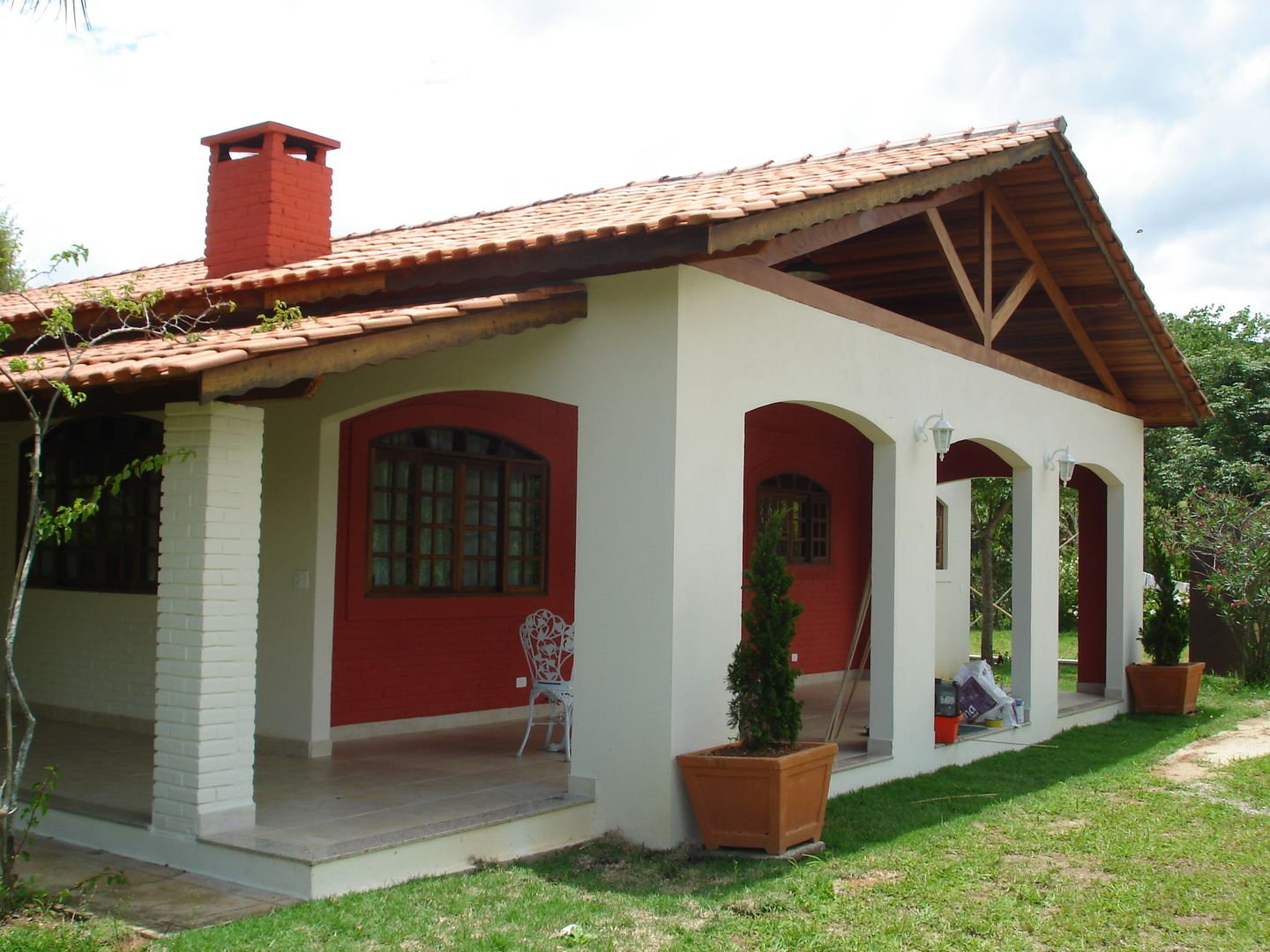 Fachada casa homify Casas coloniais