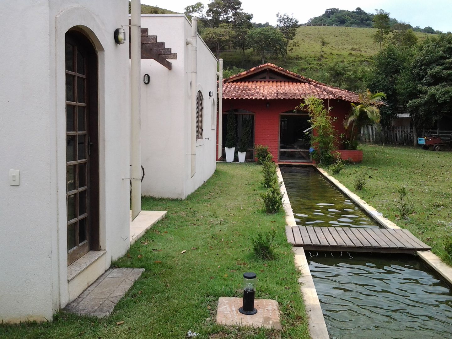 homify Pasillos, vestíbulos y escaleras de estilo colonial