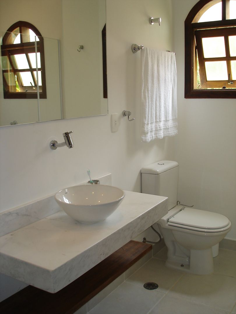 homify Colonial style bathroom