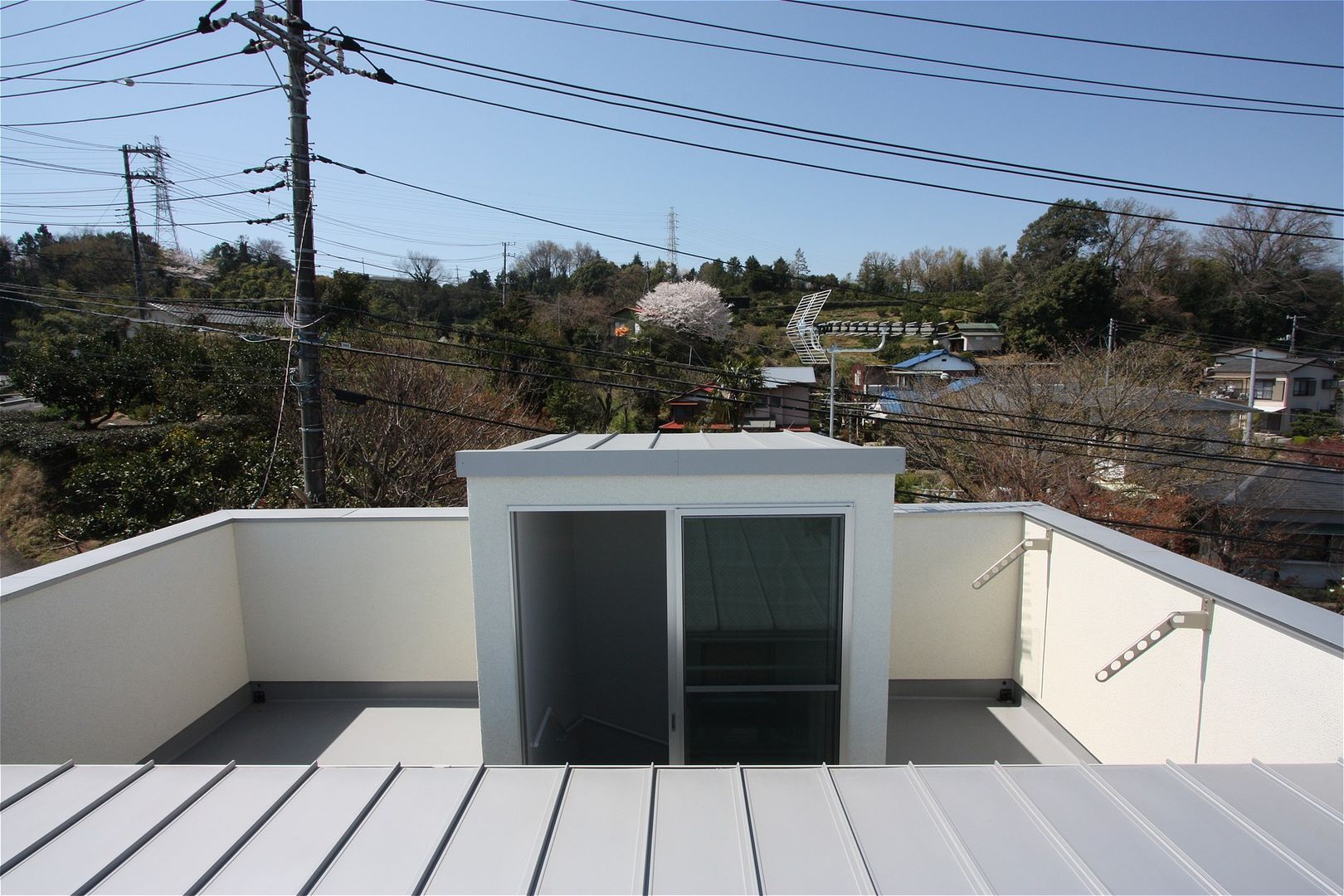 TOFUHOUSE ーコンパクトなシンプルハウスに住むという選択ー, atelier shige architects /アトリエシゲ一級建築士事務所 atelier shige architects /アトリエシゲ一級建築士事務所 Modern balcony, veranda & terrace Iron/Steel