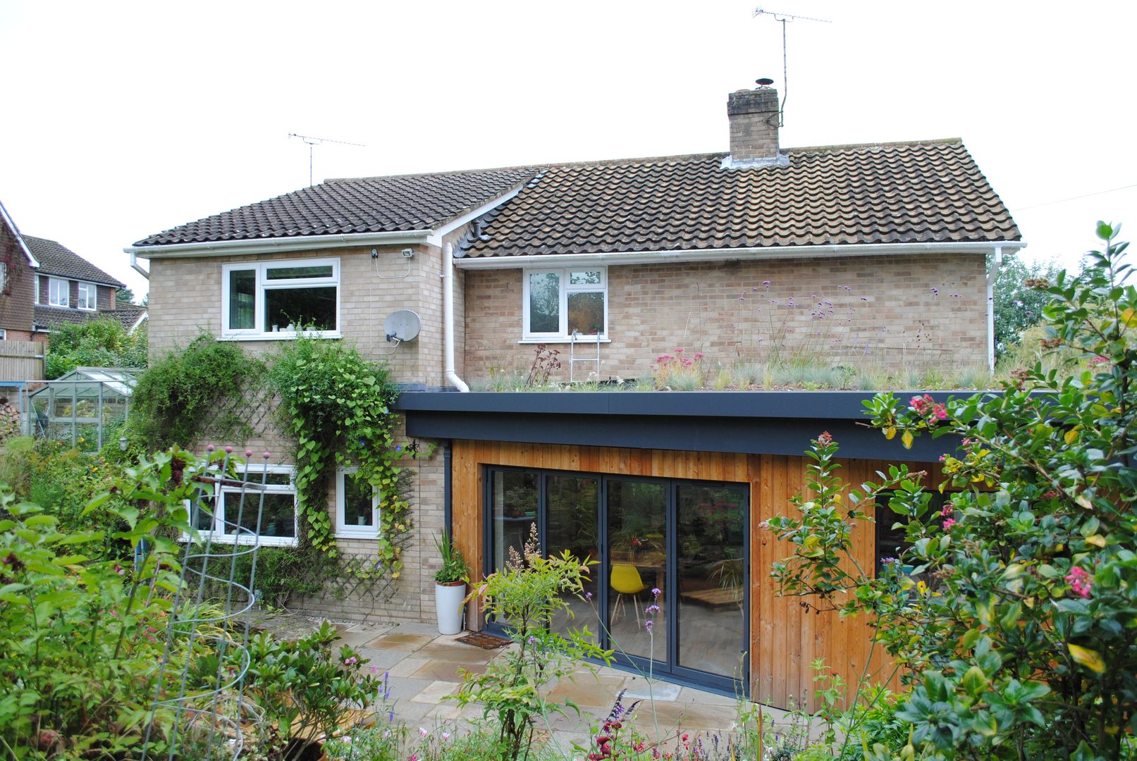 House in Winchester, LA Hally Architect LA Hally Architect Jardins modernos