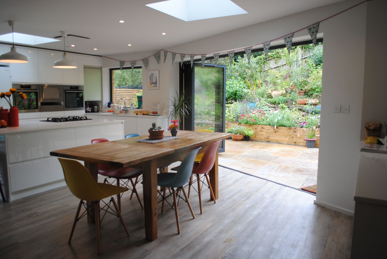 House in Winchester, LA Hally Architect LA Hally Architect Modern dining room