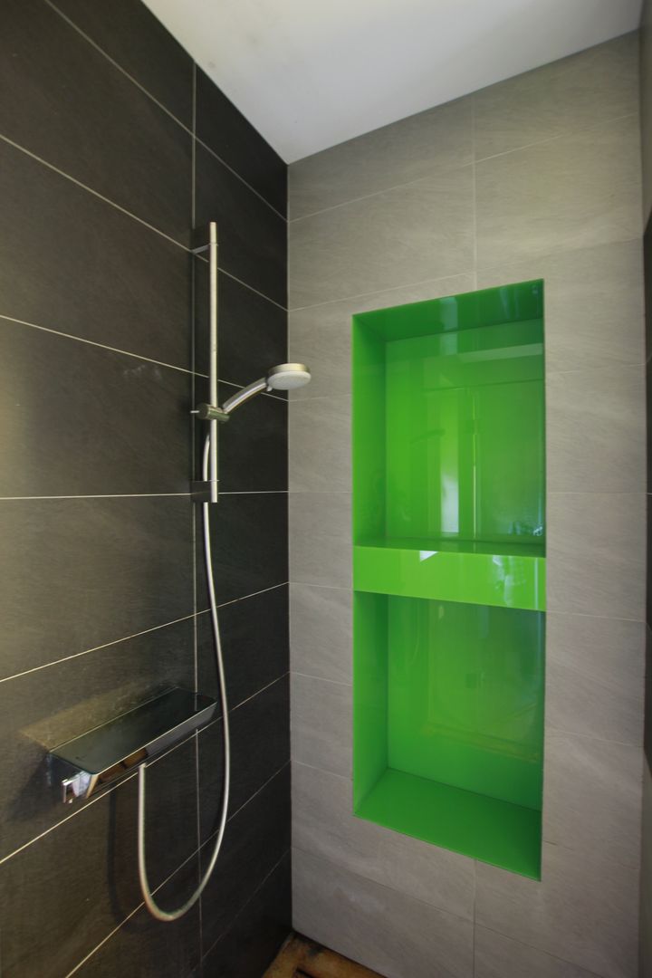 Łazienka z zielonym Lacobelem, FAJNY PROJEKT FAJNY PROJEKT Moderne badkamers Glas