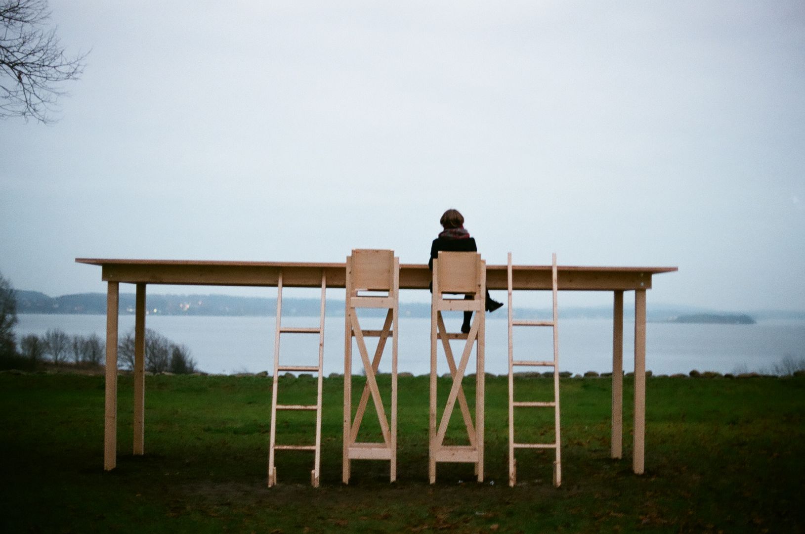 The fragile table , Hidemi Nishida Hidemi Nishida Comedores de estilo minimalista Madera Acabado en madera Mesas