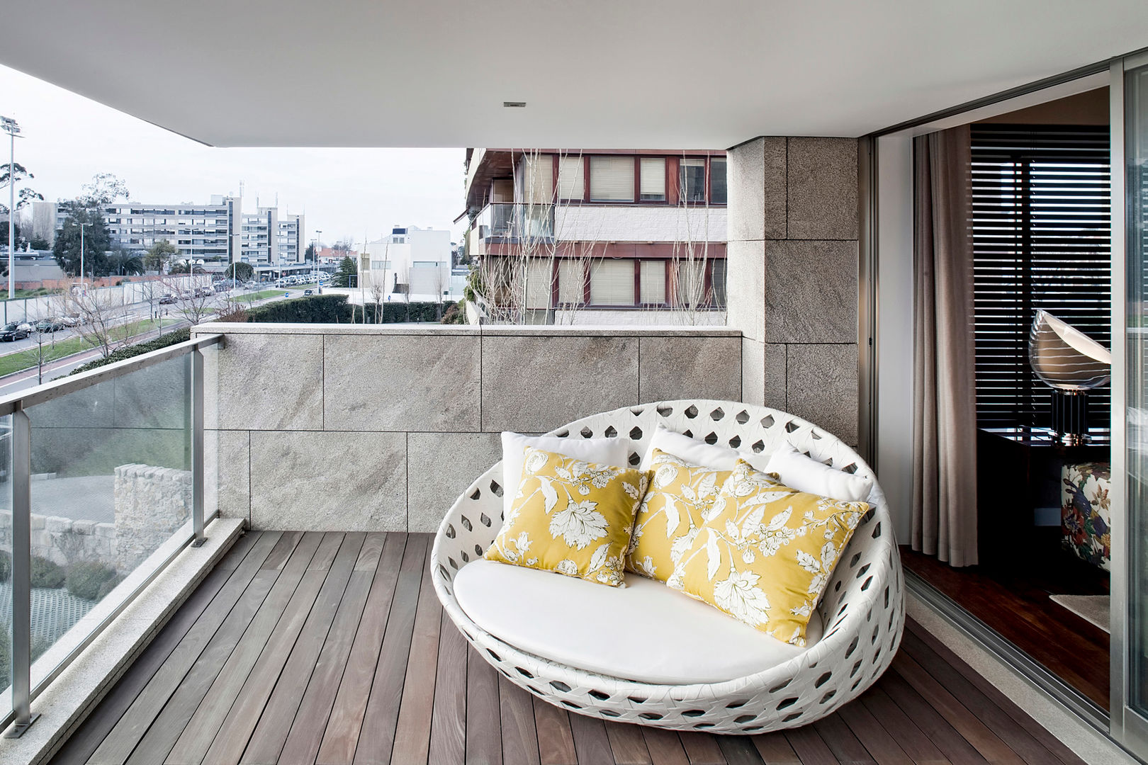 Apartamento Porto, Jorge Cassio Dantas Lda Jorge Cassio Dantas Lda モダンデザインの テラス