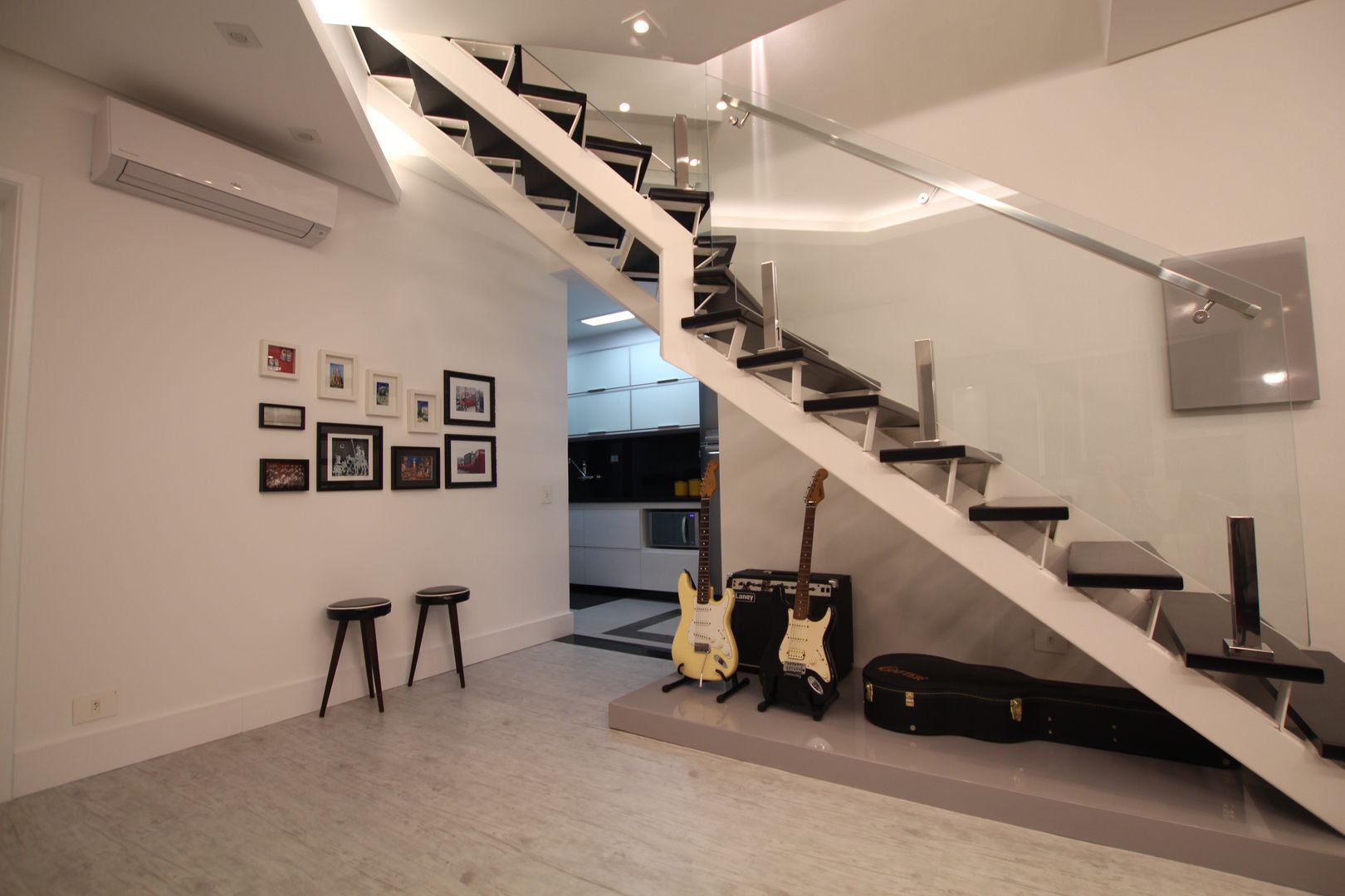 Cobertura Duplex , Pricila Dalzochio Arquitetura e Interiores Pricila Dalzochio Arquitetura e Interiores Modern corridor, hallway & stairs