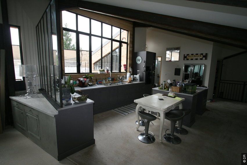 Kitchen with windows Frédéric TABARY Kitchen Metal Bench tops