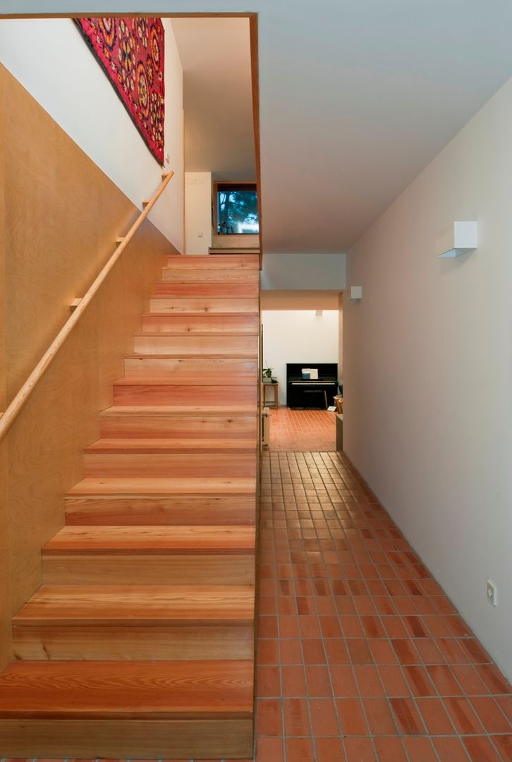 Conde House, SAMF Arquitectos SAMF Arquitectos Modern corridor, hallway & stairs Wood Wood effect