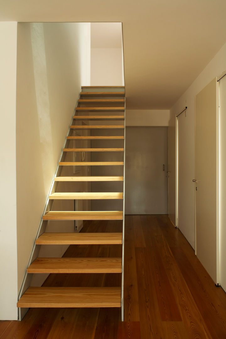 GA House, SAMF Arquitectos SAMF Arquitectos Modern corridor, hallway & stairs