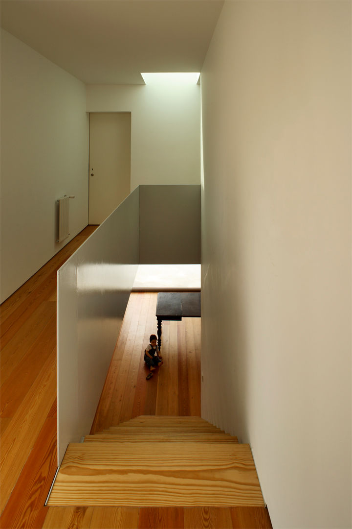 GA House, SAMF Arquitectos SAMF Arquitectos الممر الحديث، المدخل و الدرج