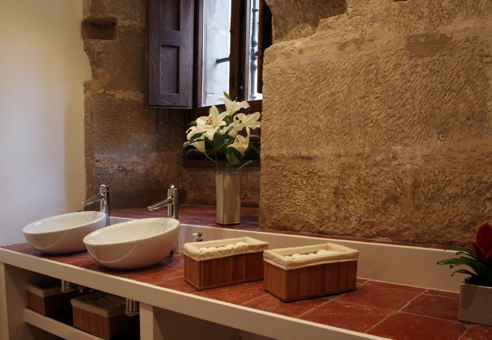 Hotel at a Baroque XVIII Century House. Bathroom Ignacio Quemada Arquitectos ห้องน้ำ หิน