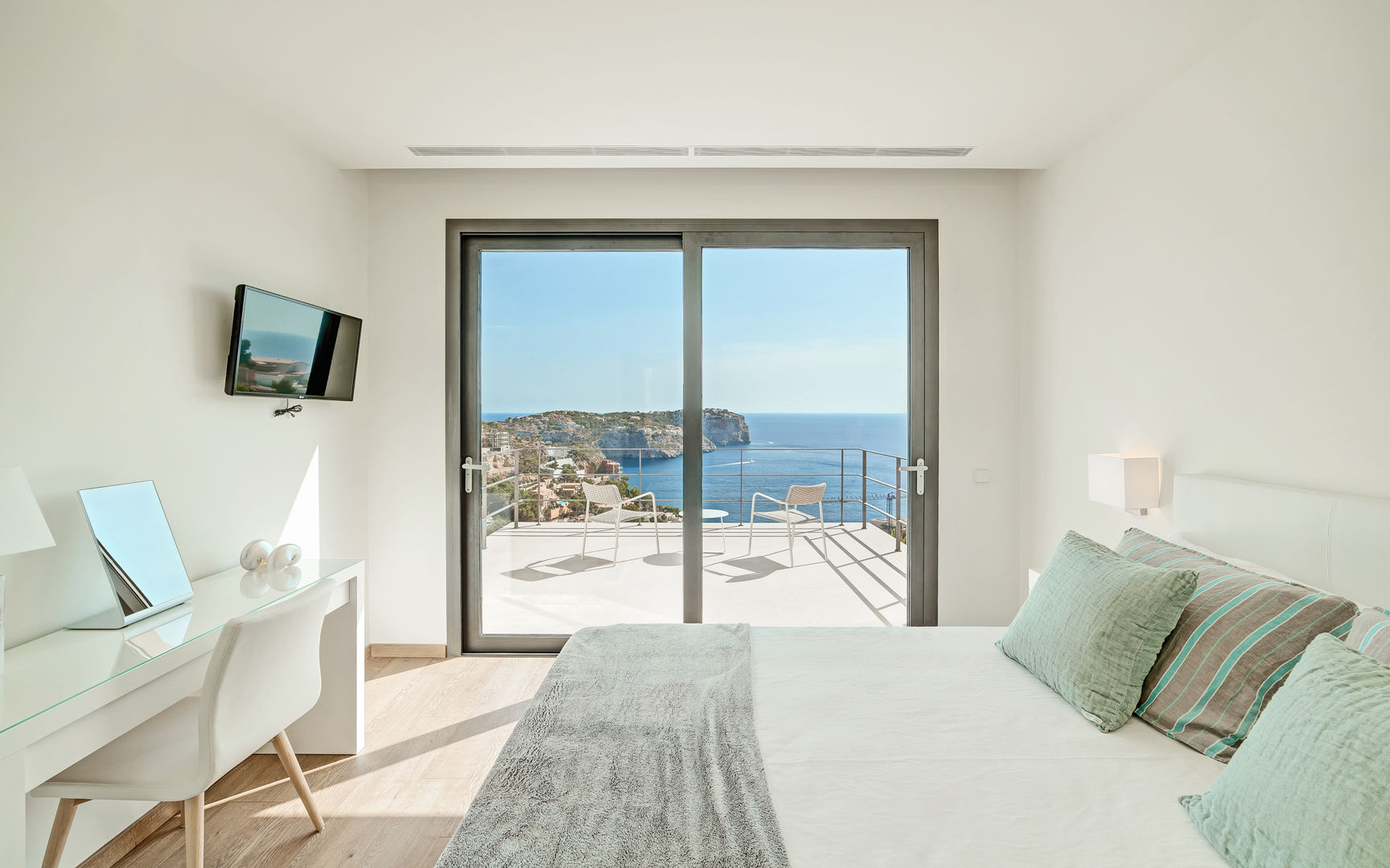 REFORMA EN CALA MORAGUES, JAIME SALVÁ, Arquitectura & Interiorismo JAIME SALVÁ, Arquitectura & Interiorismo Modern Bedroom