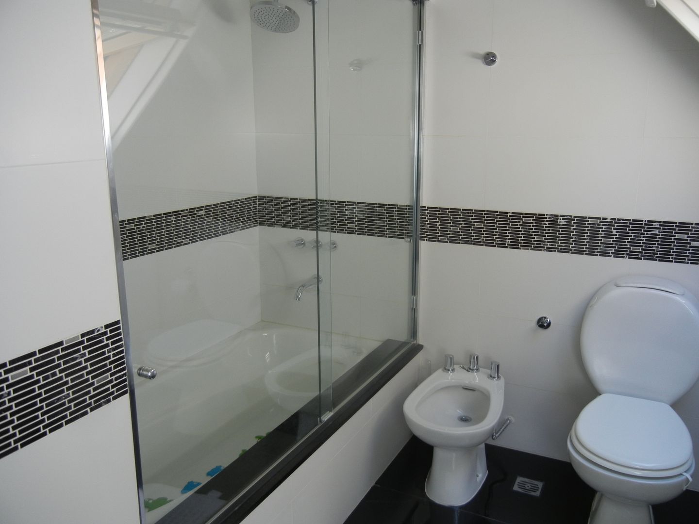 CASA EN LA HORQUETA, Fainzilber Arqts. Fainzilber Arqts. Modern Bathroom Bathtubs & showers