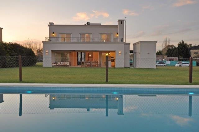 desde la pileta Parrado Arquitectura Casas clásicas