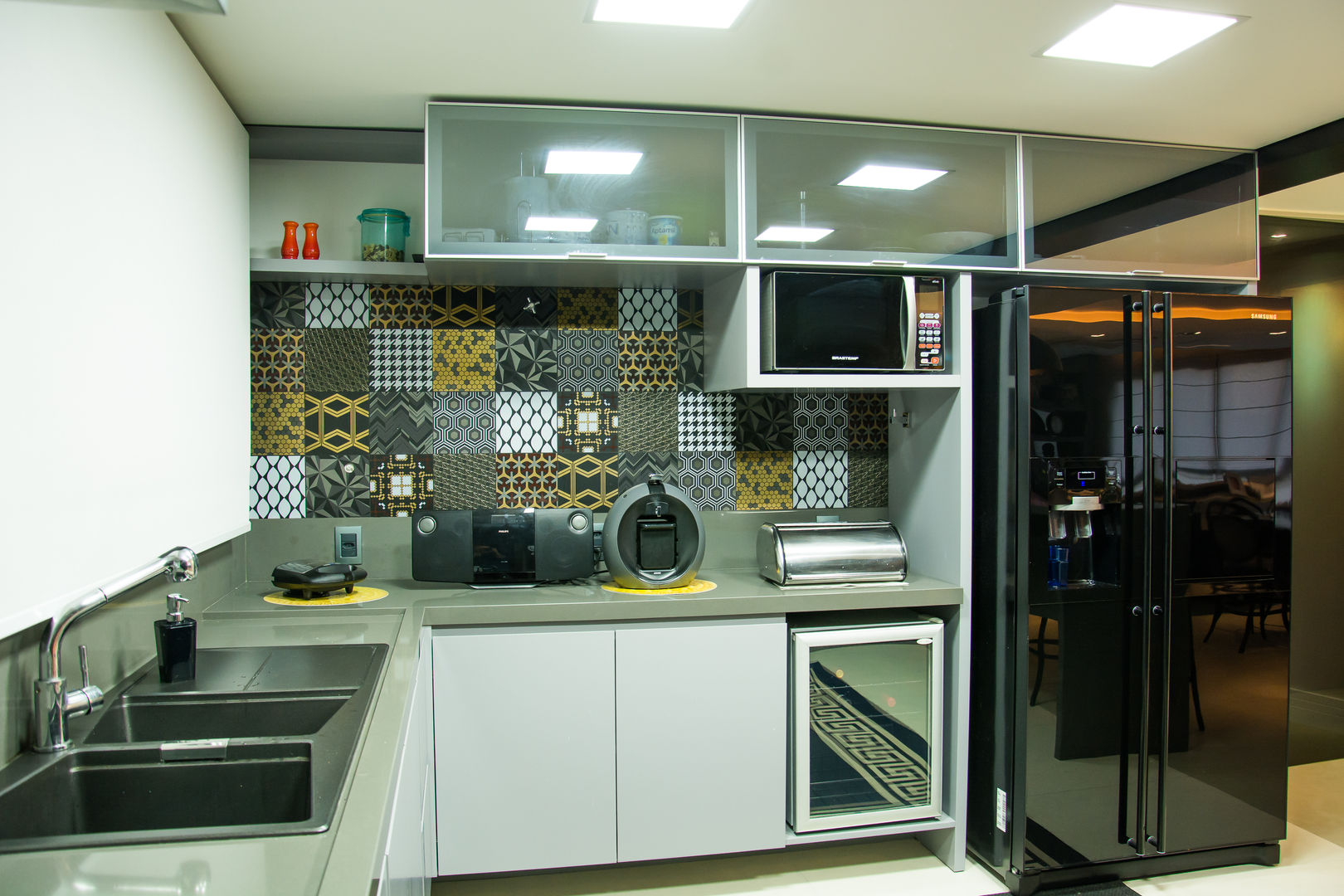 apartamento em tons de cinza e preto, Michele Moncks Arquitetura Michele Moncks Arquitetura Dapur Modern