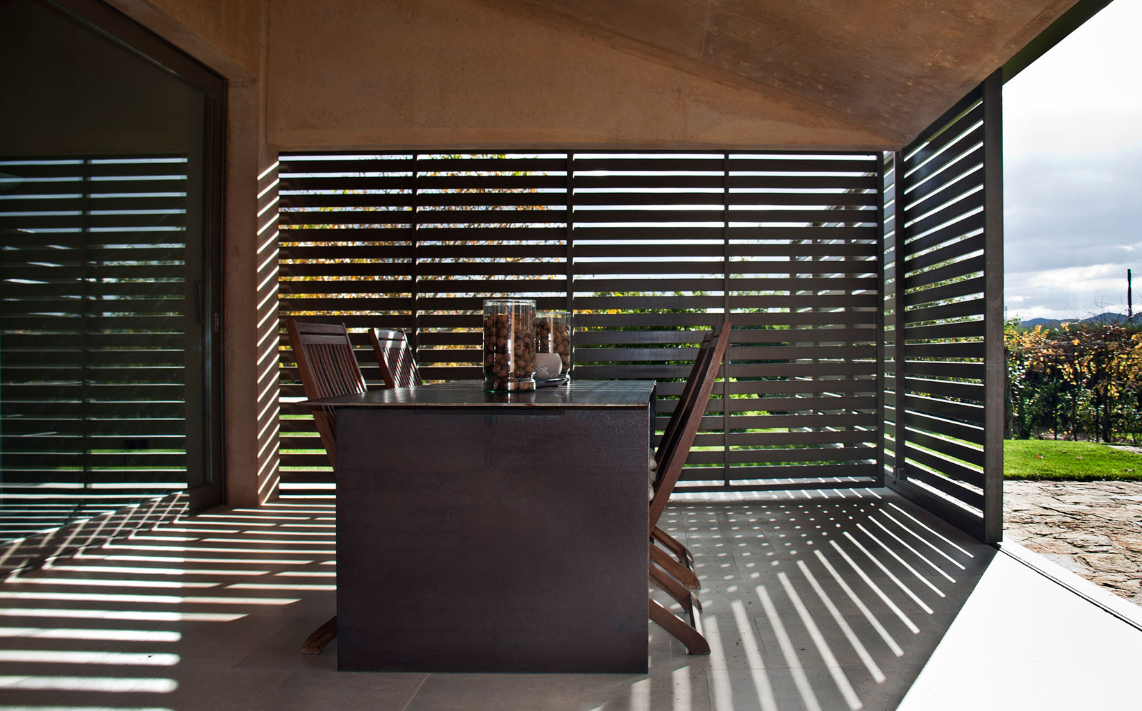 Country house in Ancín. Terrace Ignacio Quemada Arquitectos Balcon, Veranda & Terrasse minimalistes Pierre