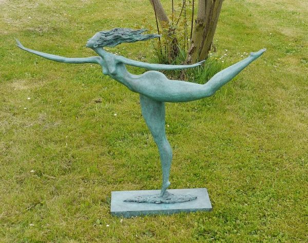 Big Futuristic Bronze Sculpture - Walking Female Nude - sign. Kunst & Ambiente - Bronzefiguren / Skulpturen Manufaktur Сад Мідь / Бронза / Латунь Аксесуари та прикраси