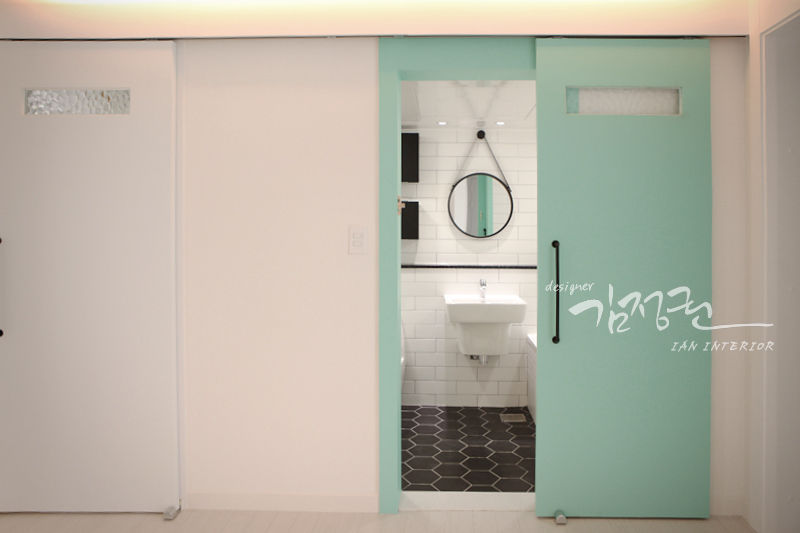 산호 아파트 , 김정권디자이너 김정권디자이너 Puertas y ventanas de estilo moderno Tablero DM