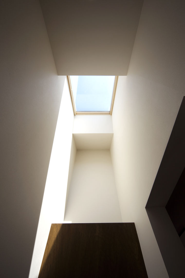 house in saitama, 株式会社廣田悟建築設計事務所 株式会社廣田悟建築設計事務所 Minimalist corridor, hallway & stairs