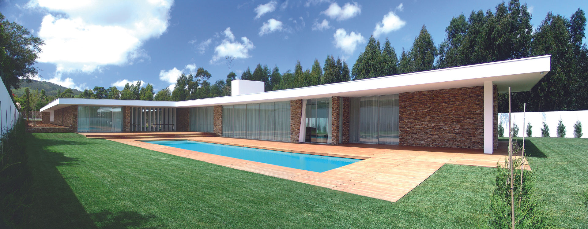 Vista da casa e piscina A.As, Arquitectos Associados, Lda Casas modernas Céu,Nuvem,Plantar,Construção,Janela,Sombra,Árvore,casa,Arquitetura,Grama