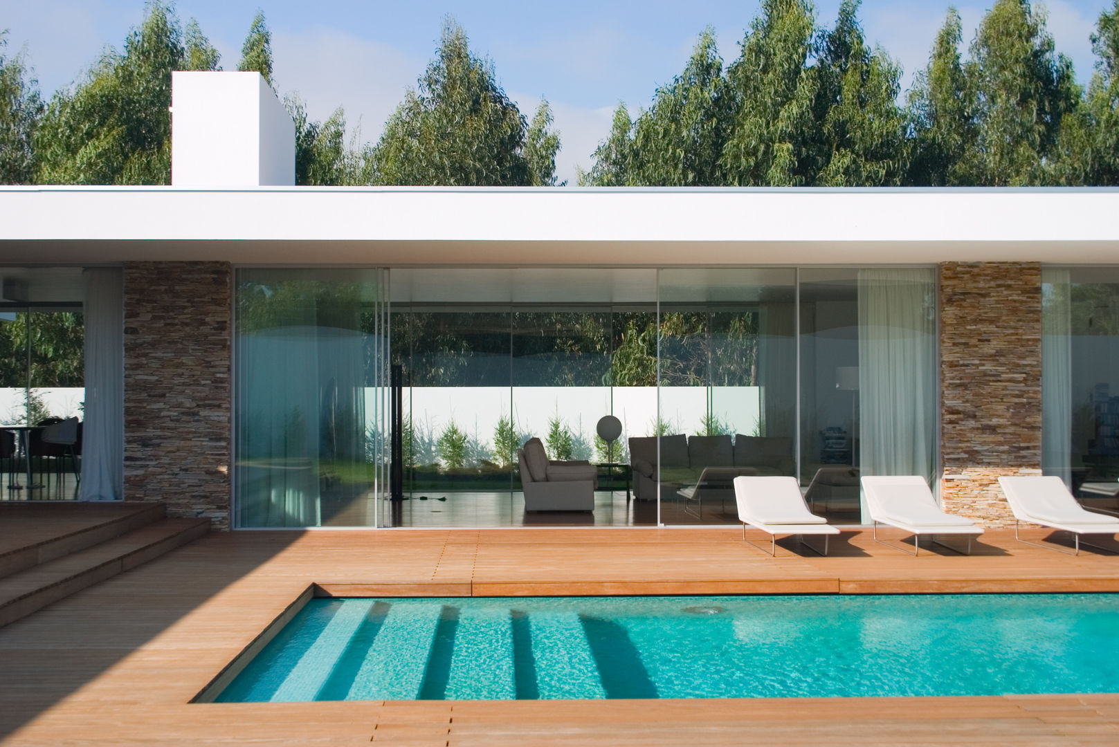 Vista da piscina para a sala A.As, Arquitectos Associados, Lda Piscinas modernas