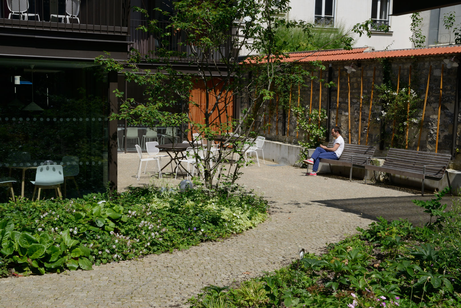 Foyer Mélingue, Paris 20ème, Atelier Roberta Atelier Roberta Nowoczesny ogród