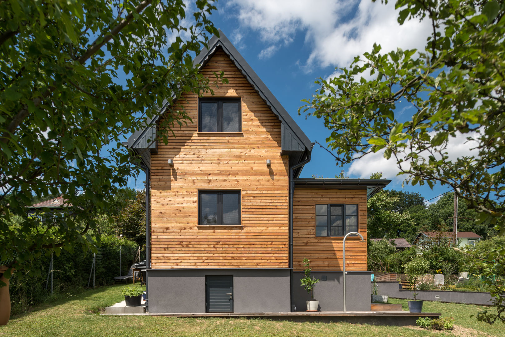 Wohnen im Sommerhause, UNA plant UNA plant Modern houses لکڑی Wood effect