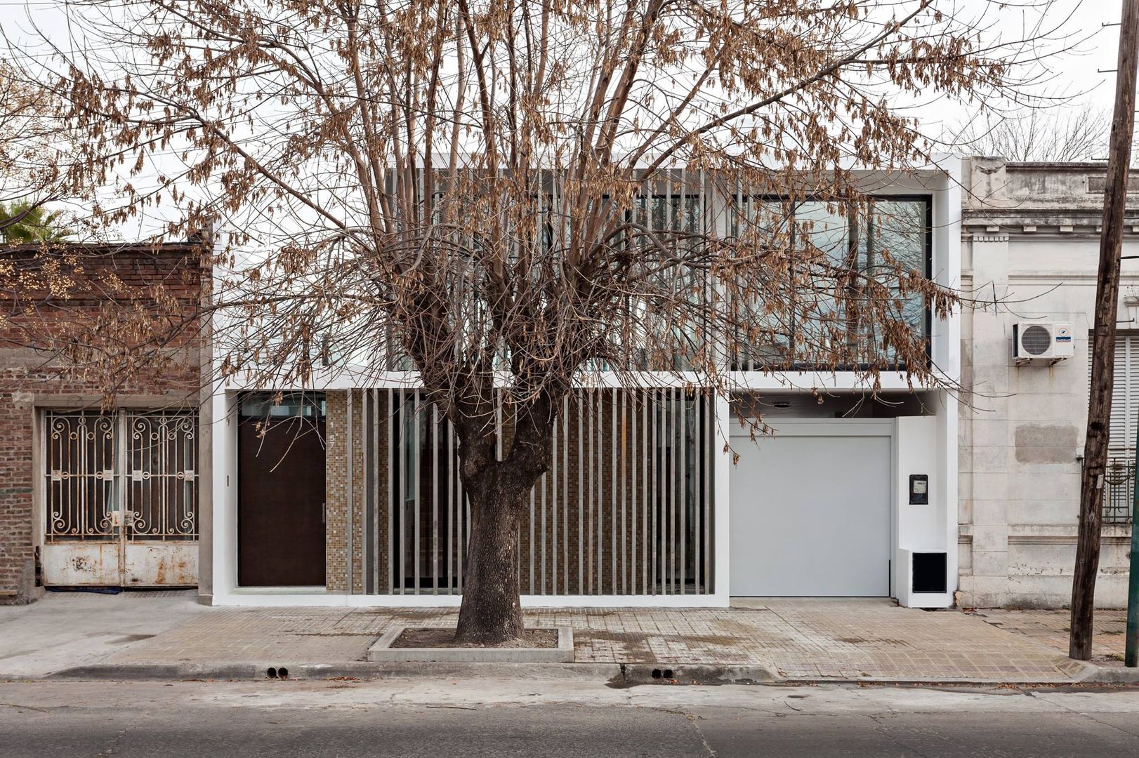 Fachadas realizadas por el Estudio, SMF Arquitectos / Juan Martín Flores, Enrique Speroni, Gabriel Martinez SMF Arquitectos / Juan Martín Flores, Enrique Speroni, Gabriel Martinez Modern houses