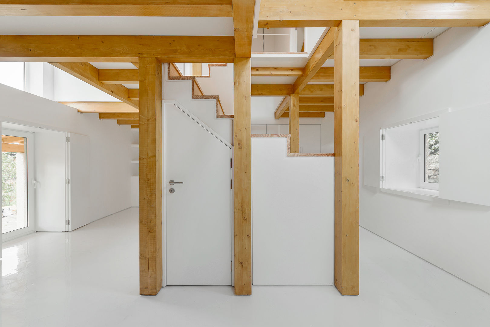 Estrutura de Madeira dentro de Paredes de Pedra, Corpo Atelier Corpo Atelier Esszimmer im Landhausstil Holz Holznachbildung