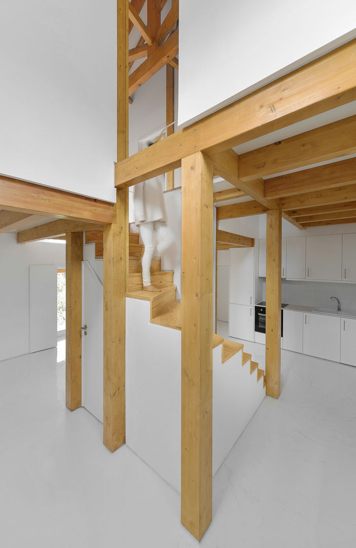 Estrutura de Madeira dentro de Paredes de Pedra, Corpo Atelier Corpo Atelier Landhaus Küchen Holz Holznachbildung