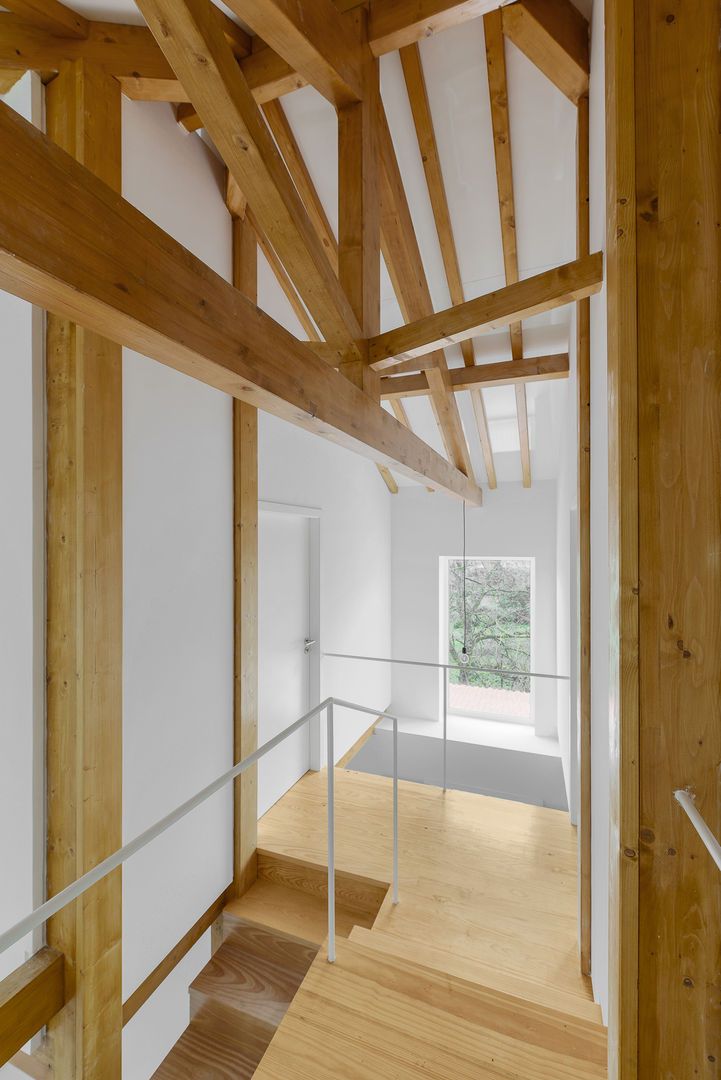 Estrutura em asna do telhado Corpo Atelier Corredores, halls e escadas campestres Madeira Acabamento em madeira