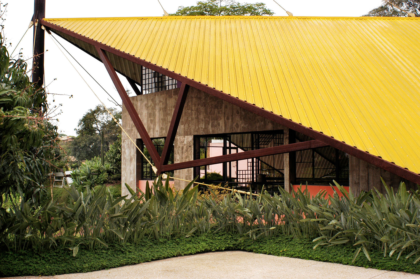 Detalhe da estrutura da cobertura Carlos Bratke Arquiteto Casas modernas Plantar,Prédio,Sombra,Botânica,Árvore,Terreno,Madeira,Arquitetura,Grama,Vegetação