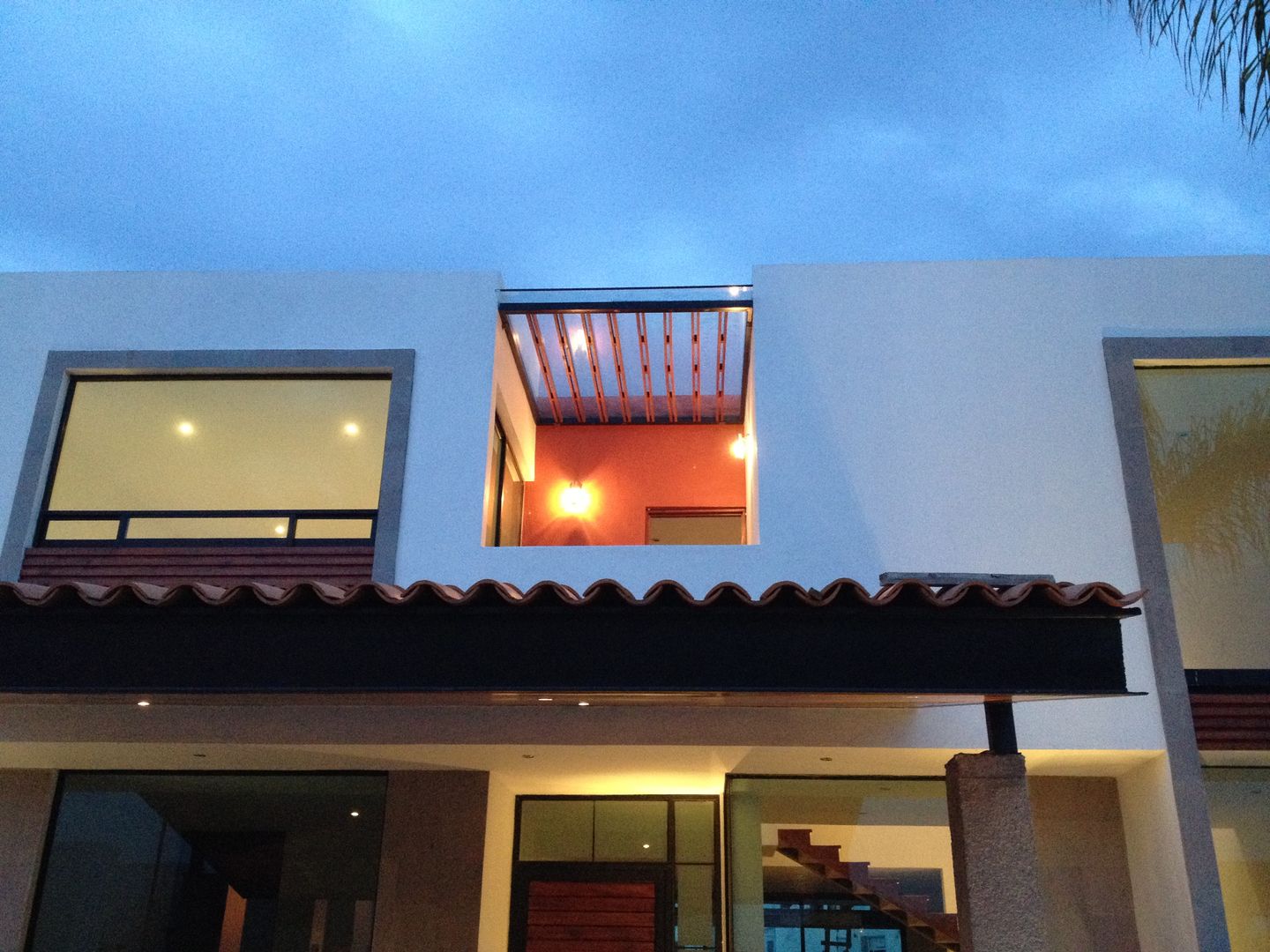 Terraza en Fachada Frontal Ambás Arquitectos Balcones y terrazas modernos: Ideas, imágenes y decoración