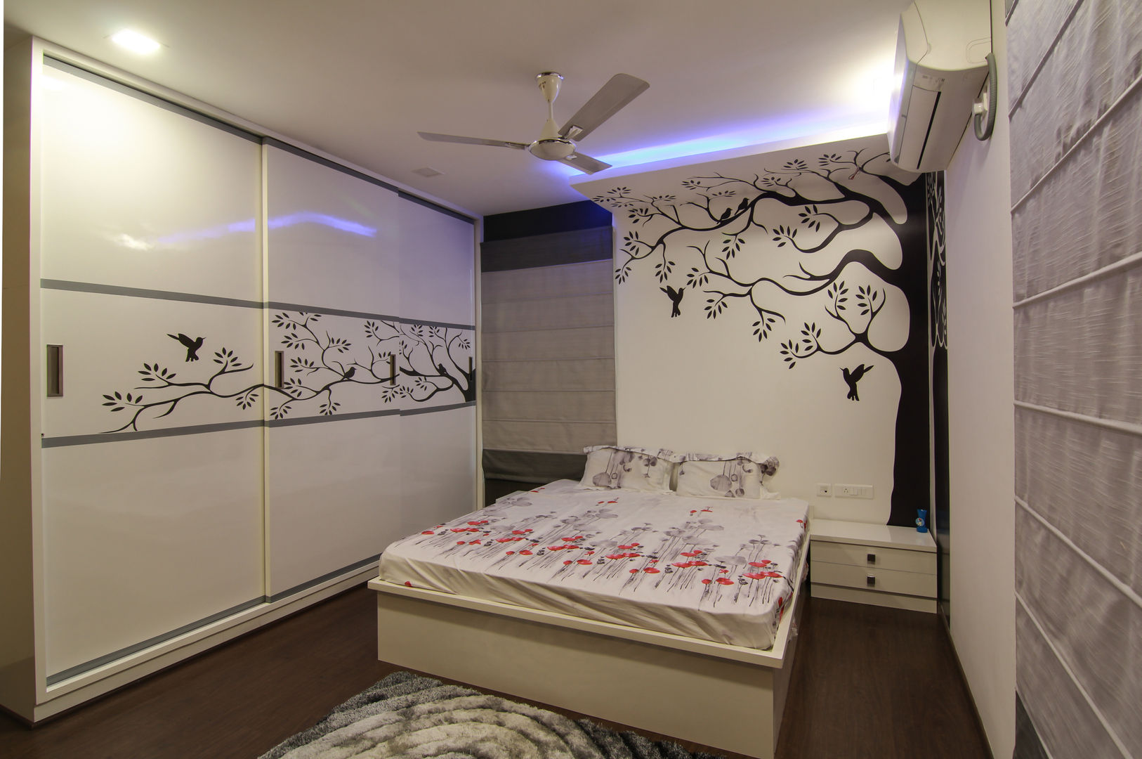 WHITE THEMED INTERIORS DONE ARTISTICALLY, KREATIVE HOUSE KREATIVE HOUSE Quartos ecléticos Madeira Acabamento em madeira